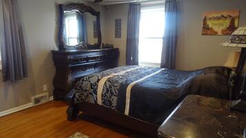 3 bedrooms, desk, iron/ironing board, travel crib