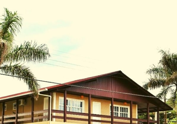 Vista frontal de la propiedad