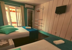 Habitación estándar | Escritorio, cortinas blackout y tabla de planchar con plancha