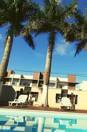 Alberca al aire libre, acceso de 08:00 a 22:00, y camastros