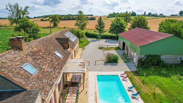 A rooftop terrace with a pool, dining area, and a view of the surrounding countryside. - So Villa Noé Michel (72) - Heated pool - Basketball - 2h Paris - 30 p. (Vallon-sur-Gée)