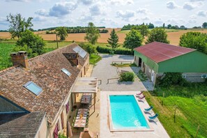 A rooftop terrace with a pool, dining area, and a view of the surrounding countryside. - So Villa Noé Michel (72) - Heated pool - Basketball - 2h Paris - 30 p. (Vallon-sur-Gée)