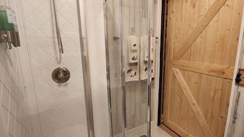 Douche, sĂšche-cheveux, serviettes fournies, savon