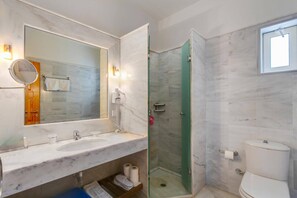 Sèche-cheveux, serviettes fournies