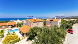 Due ville, Villa Terpsy e Villa Kastellaki, con vista sul mare e una piscina.
