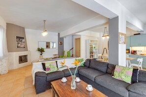 TV, ping pong - Villa Liostasi by Villa Plus (Agia Marina)
