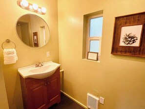 Regadera, secadora de cabello, toallas 