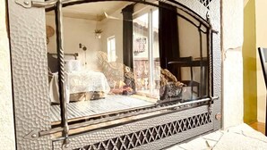 Una habitación con un ventanal grande, una cama y una silla.