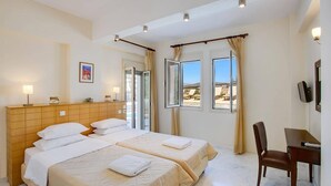 Une chambre d’hôtel avec deux lits, un bureau et une chaise.