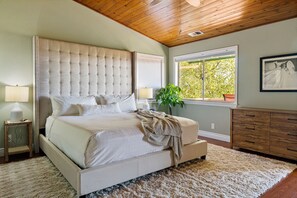 4 soverom, skrivebord, strykejern/-brett og reiseseng for barn