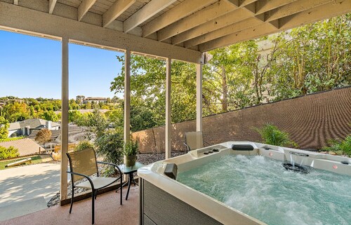 Wine Country Escape: King Beds, Hot Tub & EV Charger