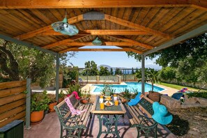 Outdoor dining - Villa Olive Grove by Villa Plus (Marathi)