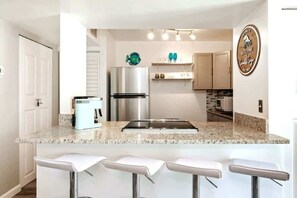 Een koelkast, een magnetron, een oven, een kookplaat