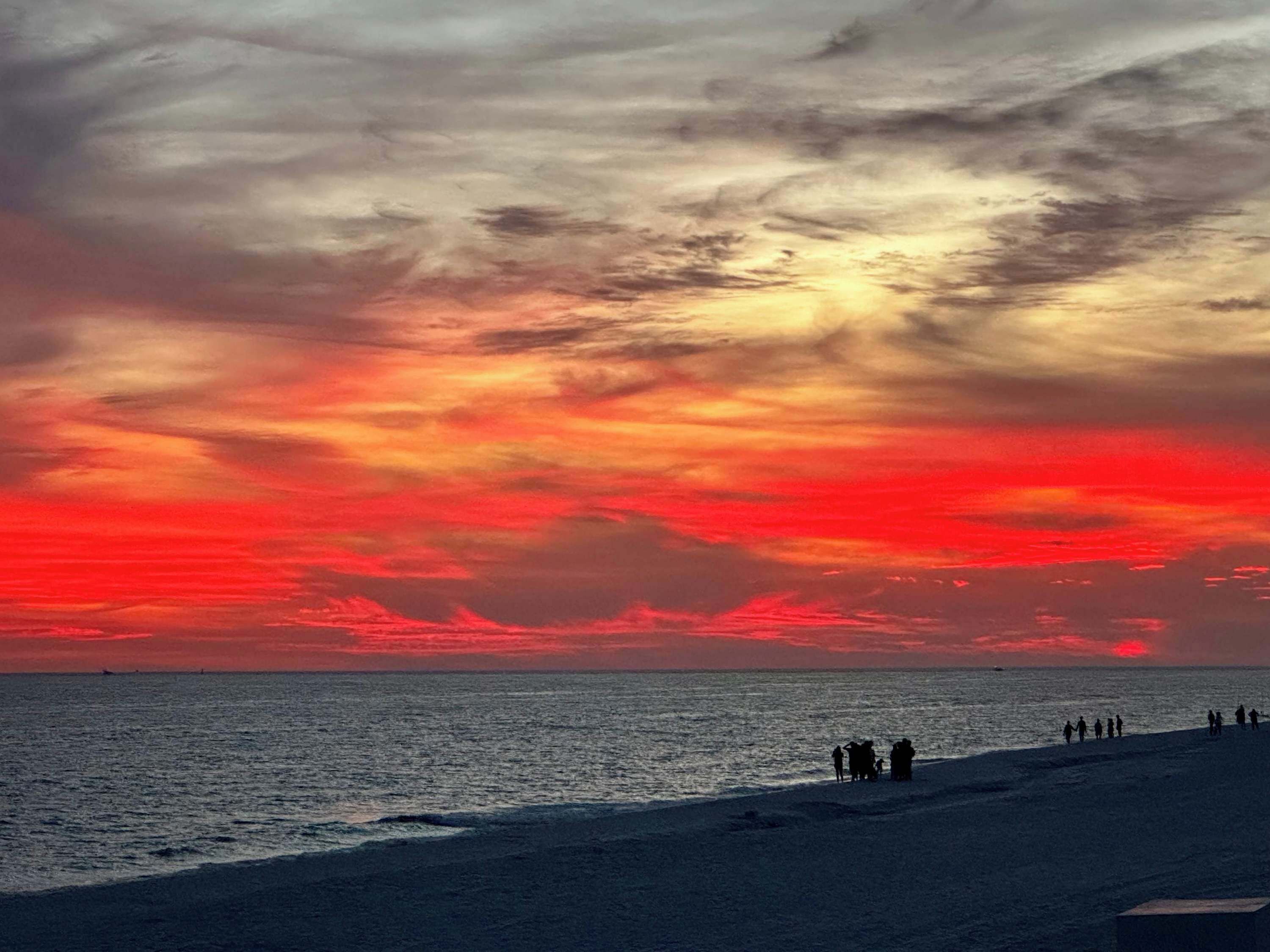 Een strand met een zonsondergang.