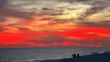 Een strand met een zonsondergang.