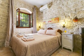 4 bedrooms, WiFi, bed sheets