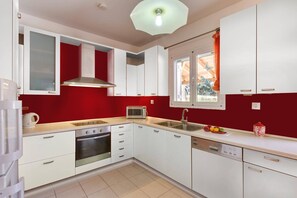 Mikroaaltouuni, astianpesukone, kahvin-/teenkeitin