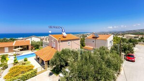 Una villa con piscina, immersa nel verde e con vista sul mare.
