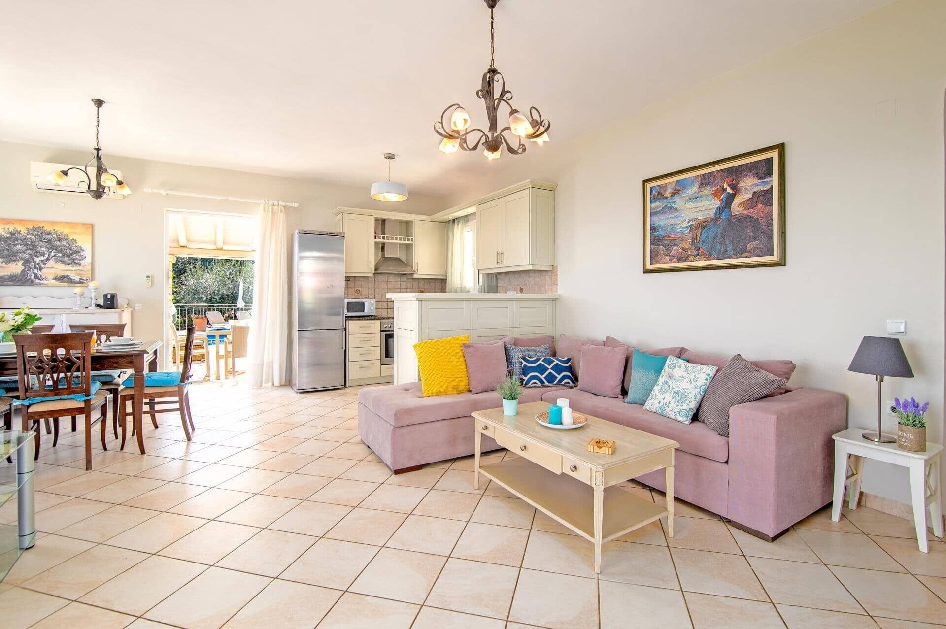 Uma sala de estar ampla com sofá, mesa de centro e um quadro na parede.