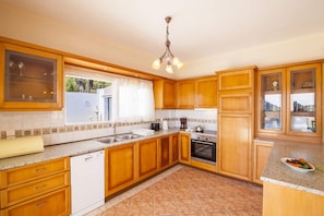 Coffee/tea maker, microwave, dishwasher