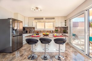 Micro-ondes, lave-vaisselle, cafetière/bouilloire