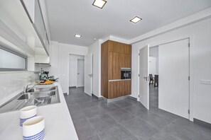 Mikrowelle, Geschirrspüler, Wasserkocher mit Kaffee-/Teezubehör