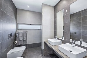 Sèche-cheveux, serviettes fournies