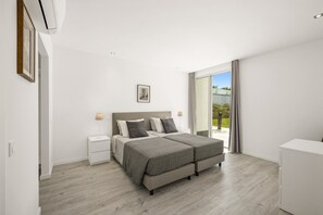 4 slaapkamers, een strijkplank/strijkijzer, gratis wifi, beddengoed