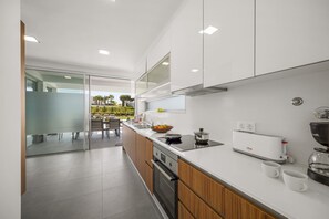 Mikrowelle, Geschirrspüler, Wasserkocher mit Kaffee-/Teezubehör