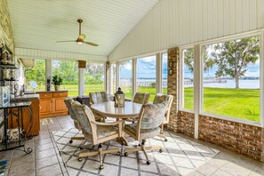 House (Debra Jean's River Retreat) | Exterior