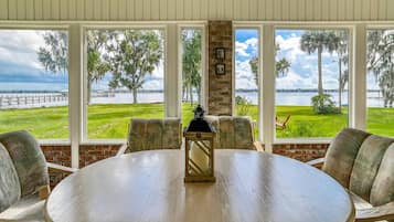 House (Debra Jean's River Retreat) | Exterior