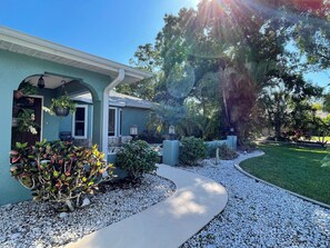 Property grounds - 6min to Beach. Saltwater Pool, Fits 8ppl. Plz Inquire about Milton discount. (Englewood)