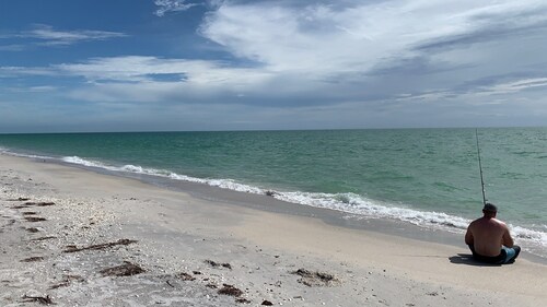 6min to Beach. Saltwater Pool,  Fits 8ppl.