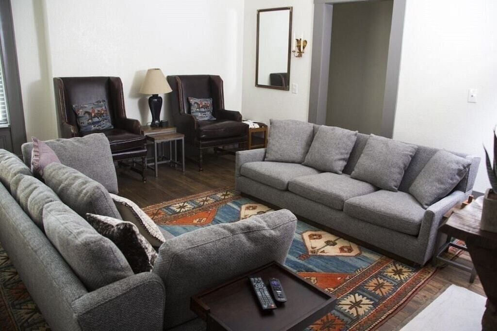 Smart-tv, een open haard en videospelletjes