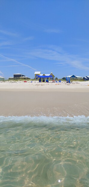 En la playa y camastros 