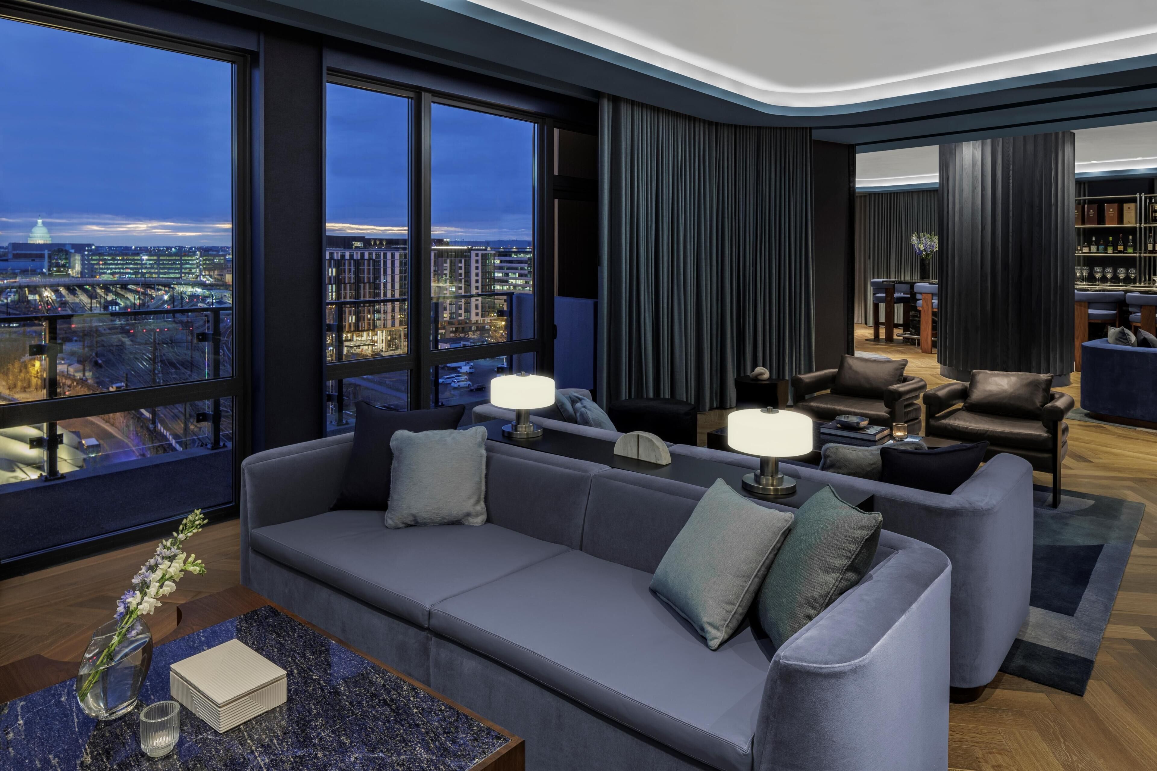 2 bars/lounges