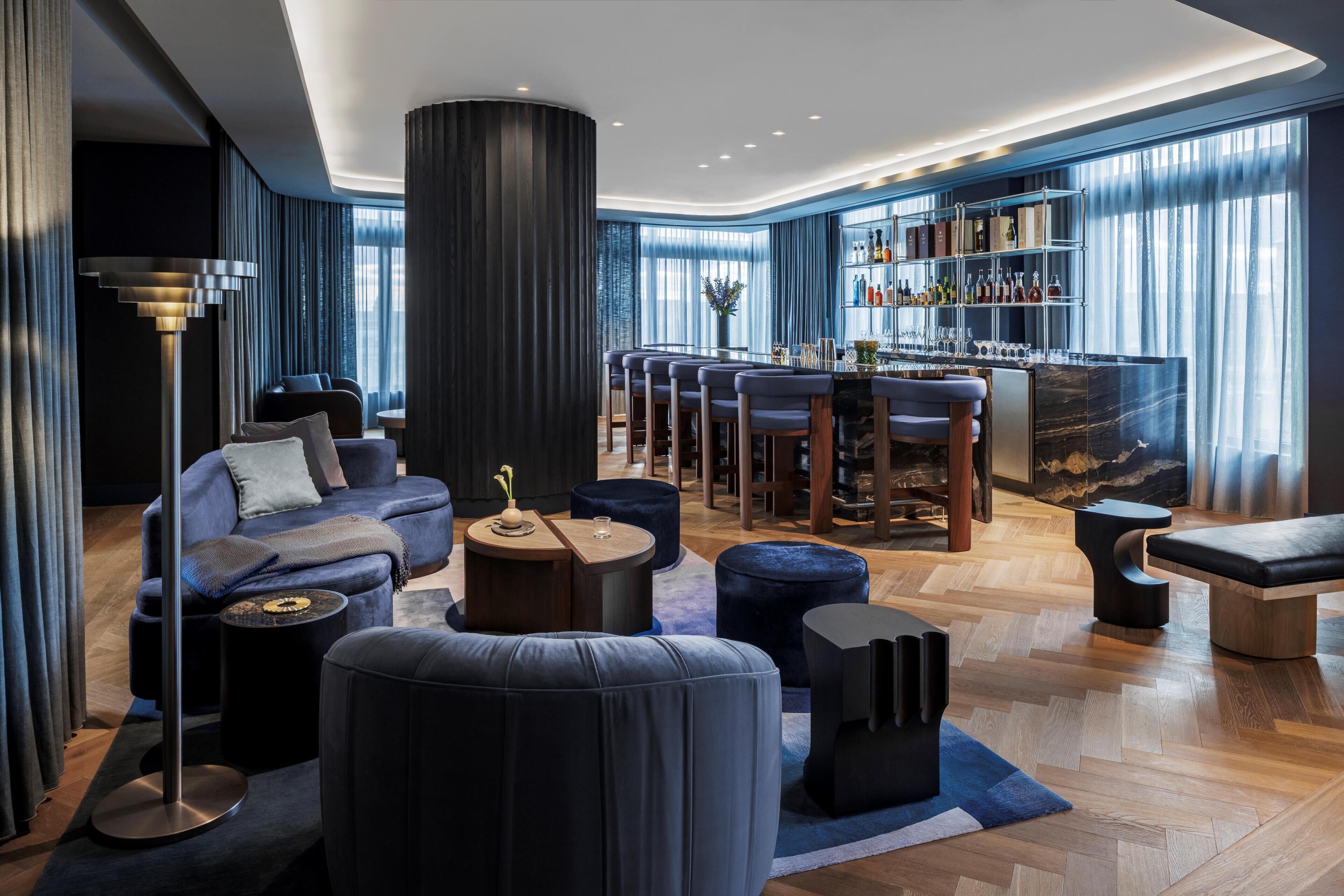 2 bars/lounges