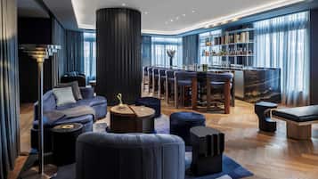 2 bars/lounges