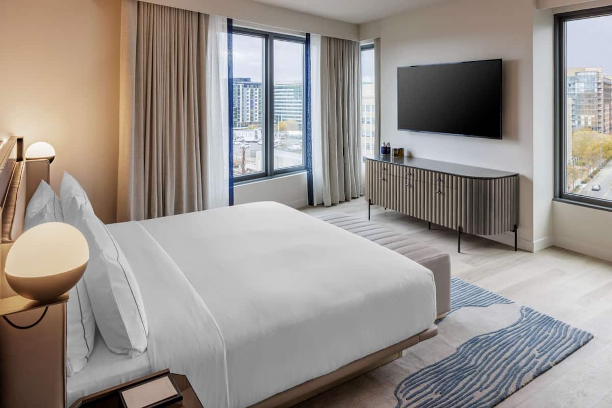 1 sovrum, sängtillbehör av högsta kvalitet, duntäcken och minibar
