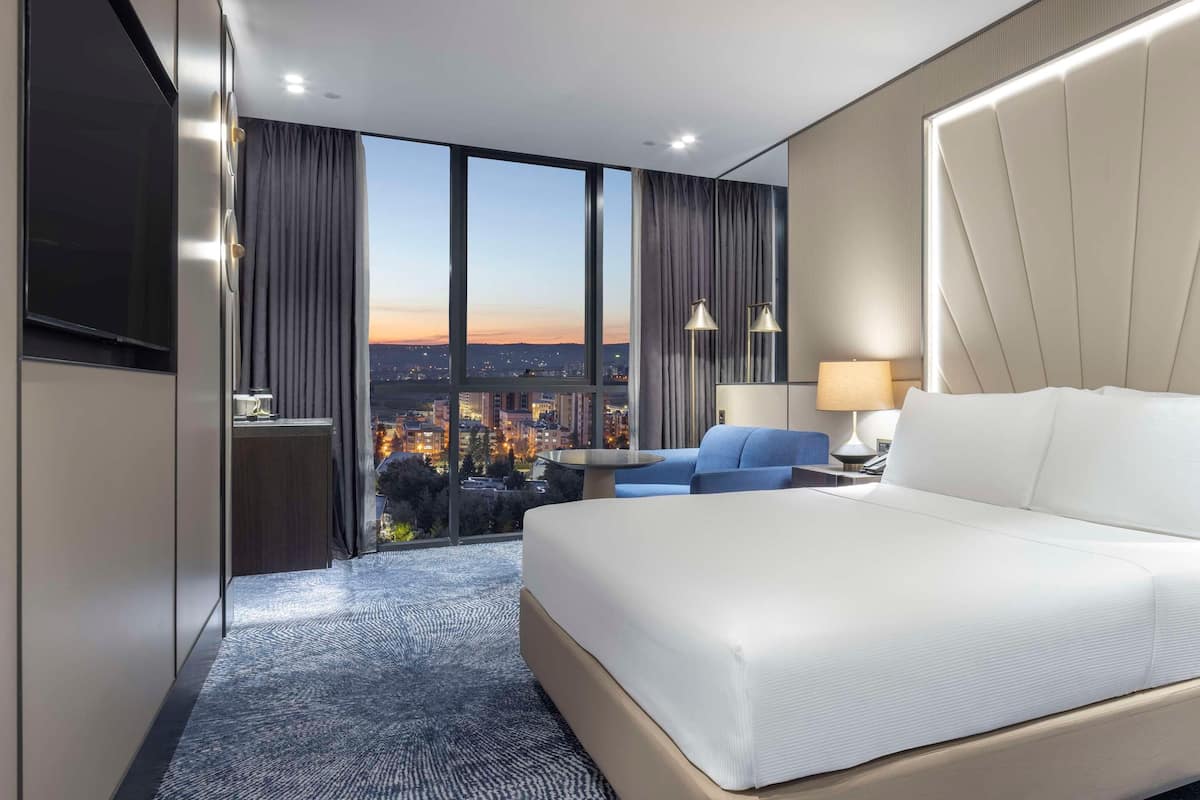 Hypo-allergenic bedding available, minibar, in-room safe