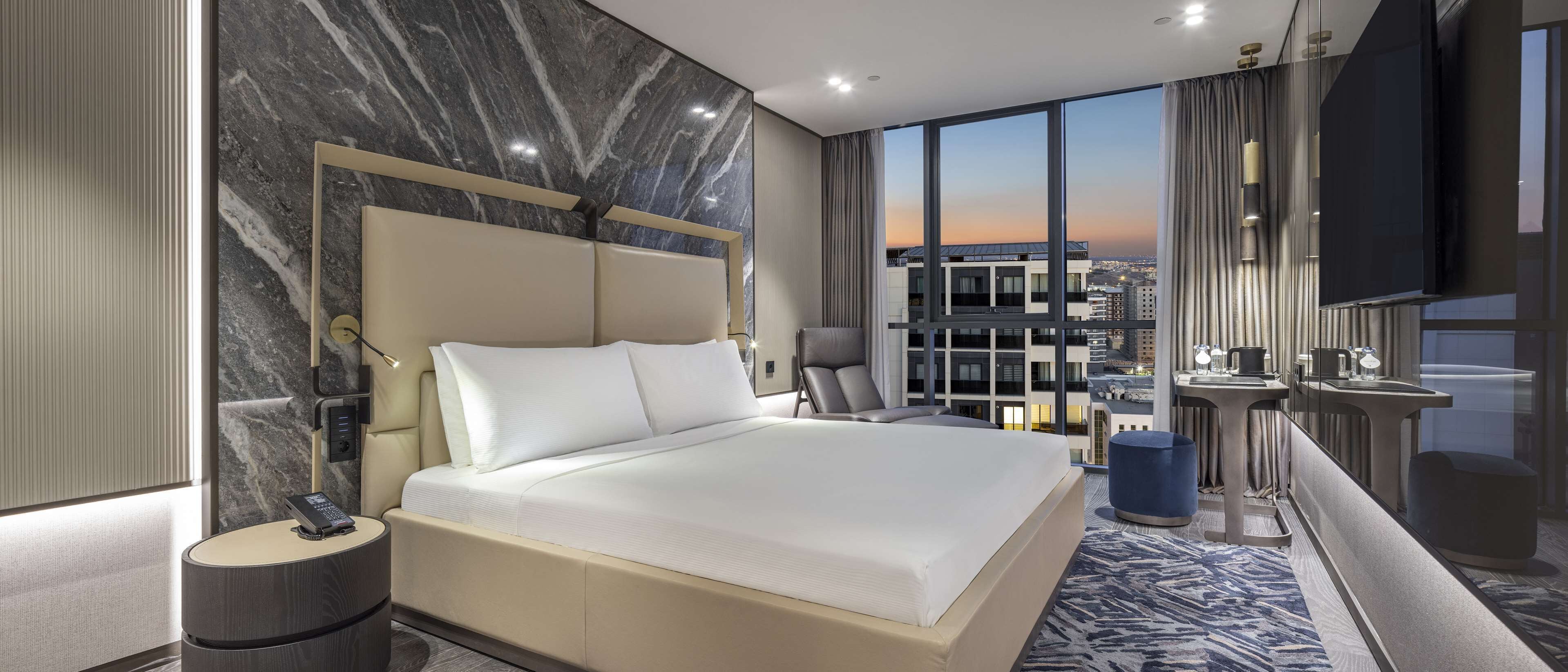 جناح رئاسي - سرير ملكي | ملاءات للفراش لا تسبب الحساسية وميني بار وخزنة داخل الغرفة وستائر تعتيم