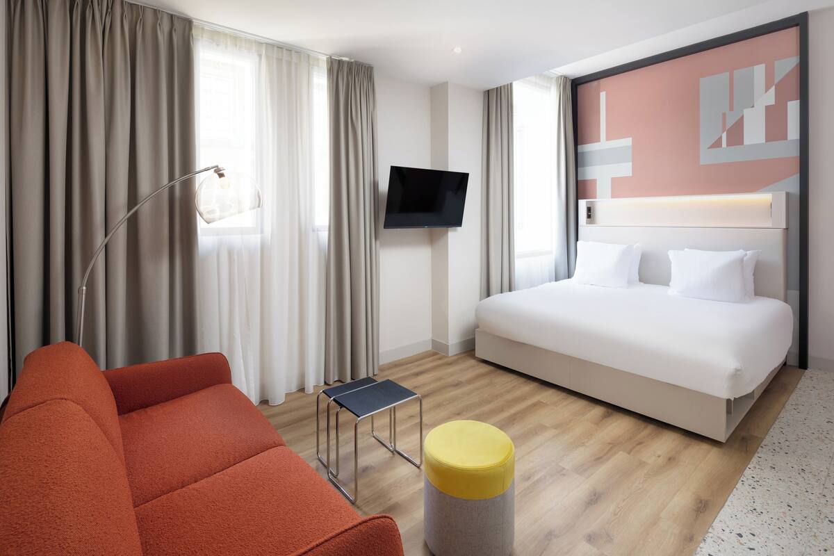 Rom, 1 kingsize-seng med sovesofa | Sengetøy av topp kvalitet, minibar og safe på rommet