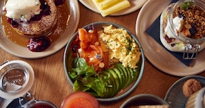 Petit déjeuner continental (22.5 EUR par personne)