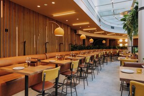 Daily continental breakfast for a fee - Motto By Hilton Rotterdam Blaak (Rotterdam)