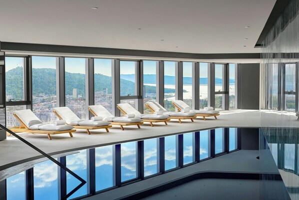 من حمّامات السباحة المغطاة