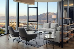 Uydu yayını kanalları bulunan 55 inç düz ekran televizyon, televizyon