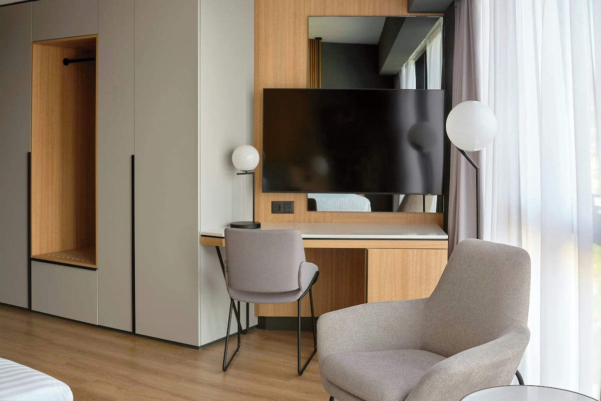 1 habitación, caja de seguridad en la habitación y escritorio