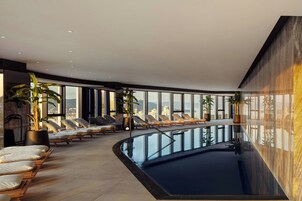 Kapalı yüzme havuzu