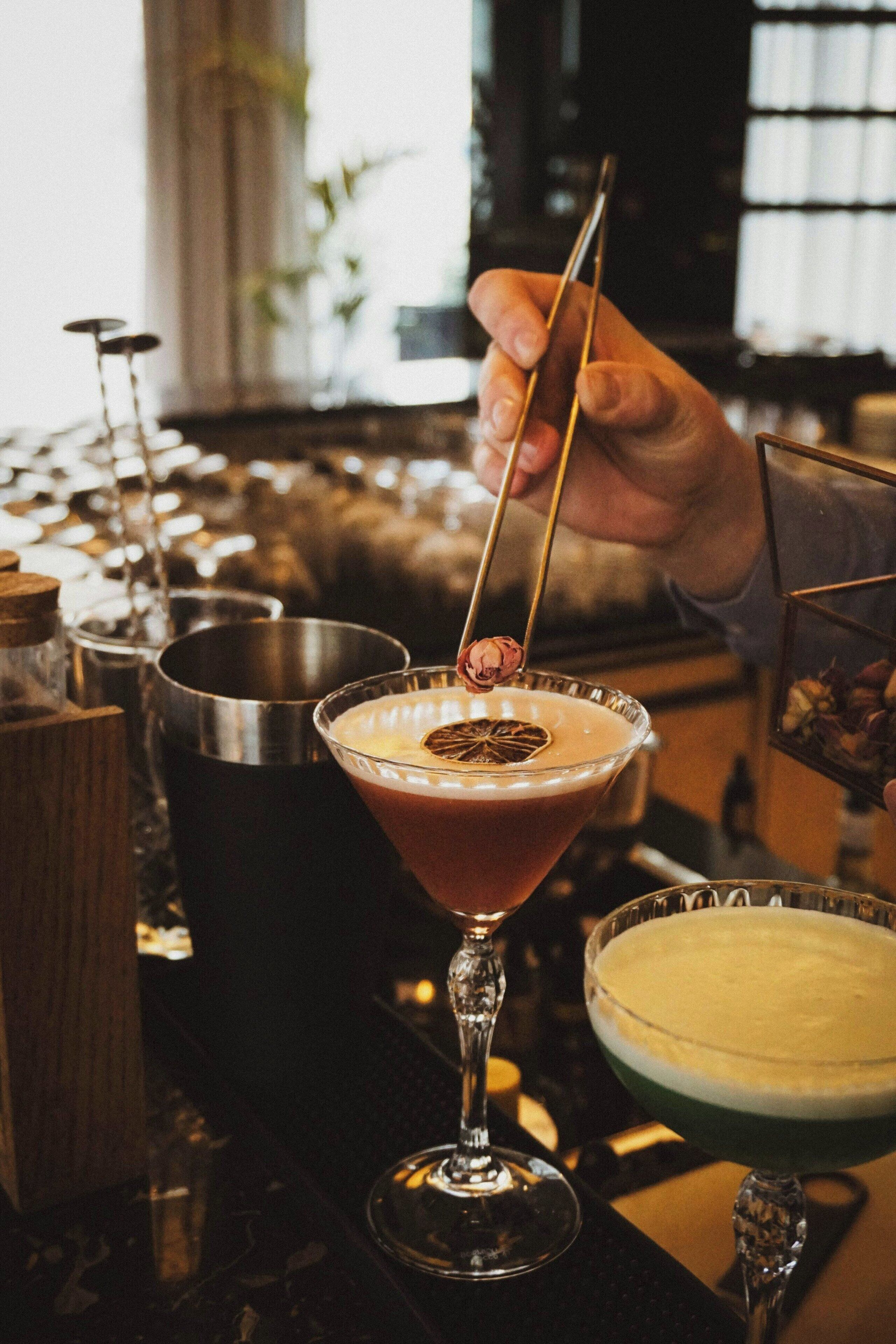 Un bar con un bicchiere di martini e uno shaker per cocktail.
