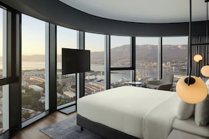 Premium Oda, 1 En Büyük (King) Boy Yatak, Deniz Manzaralı (Corner) | Odada kasa, masa, dizüstü bilgisayar çalışma alanı, güneşlik/perde